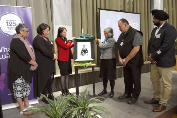 Prime Minister Jacinda Ardern and Minister for Women Eugenie Sage unveil the portrait of Meri Te Tai Mangakāhia alongside her descendants. 
