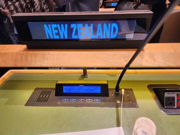 NZ UN Desk sign